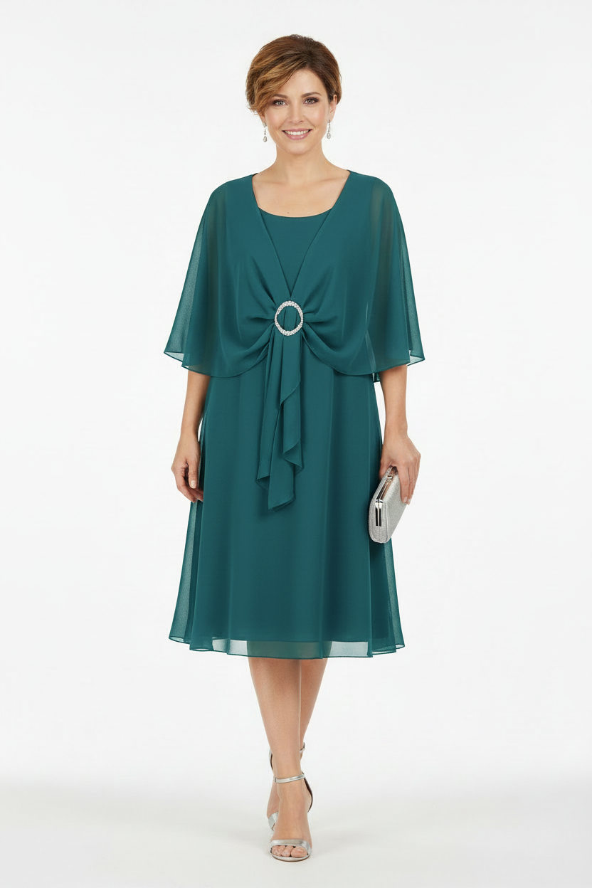 Vestido fiesta corto con capa y broche