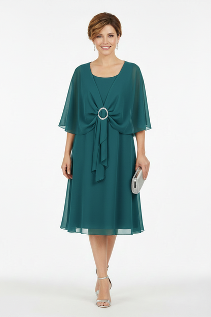 Vestido fiesta corto con capa y broche