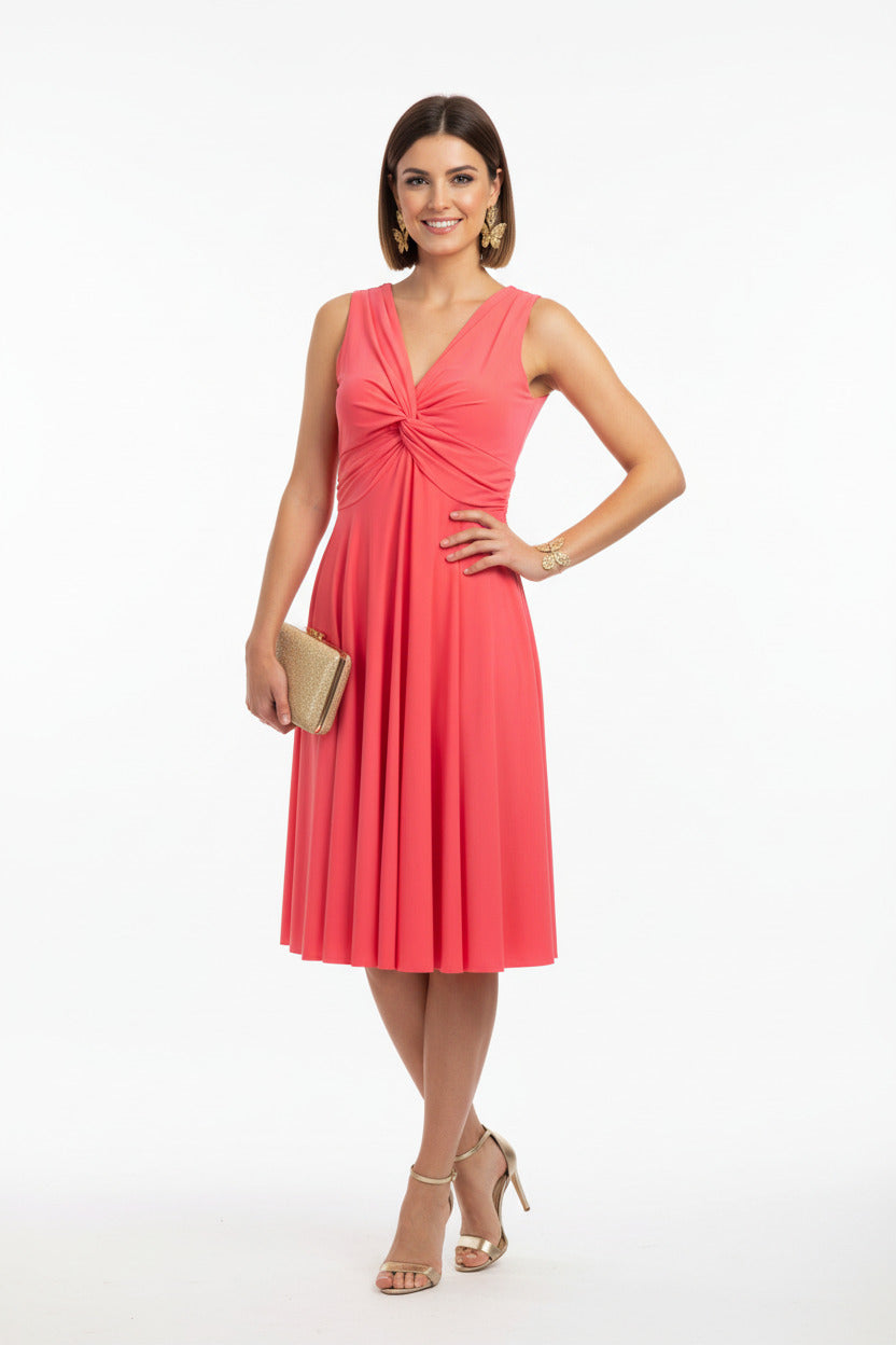 vestido de fiesta corto invitada  color coral con escote pico cruzado