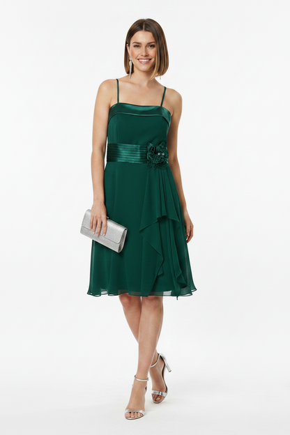 vestido invitada boda corto verde con flor en la cintura