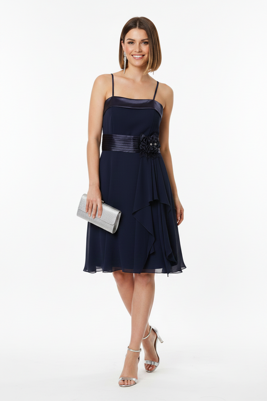 vestido de fiesta corto azul marino con escote palabra de honor y detalle de flor en la cintura