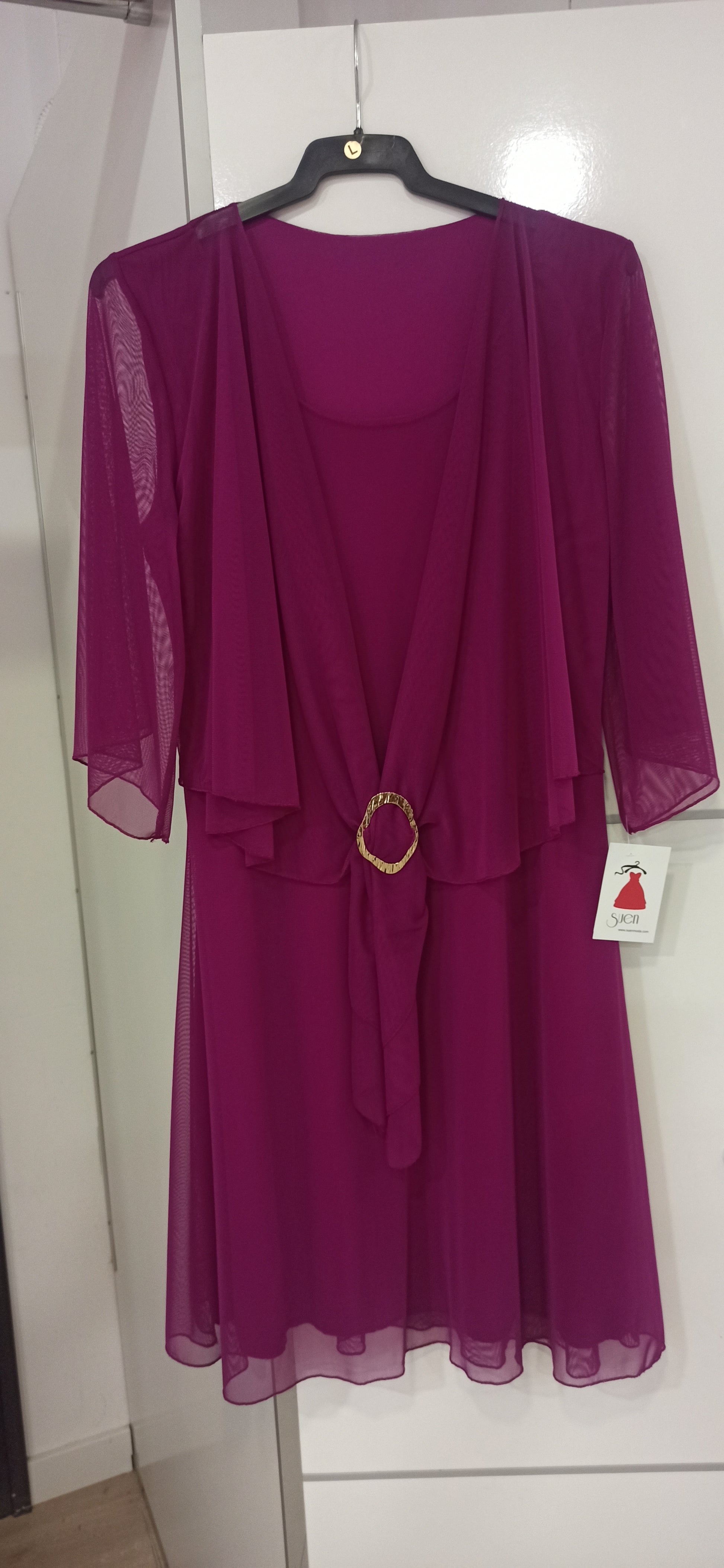 Vestido fiesta corto con capa y broche y manga magenta