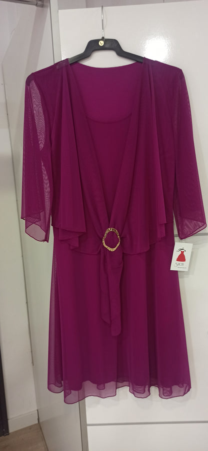 Vestido fiesta corto con capa y broche y manga magenta
