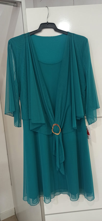 Vestido fiesta corto con capa y broche y manga verde