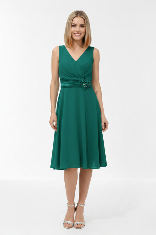 vestido de fiesta corto verde con escote pico y detalle de flor