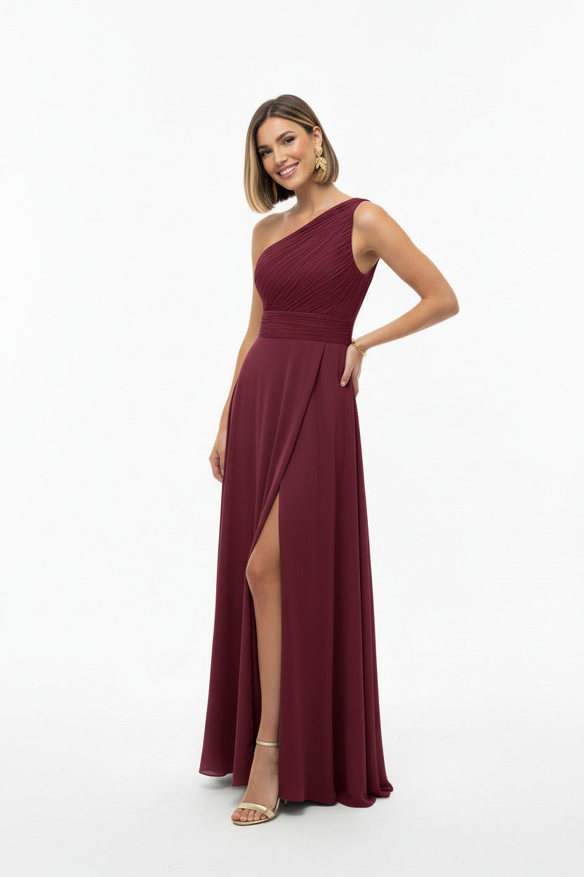 vestido de fiesta largo con escote asimétrico y abertura en la falda burdeos