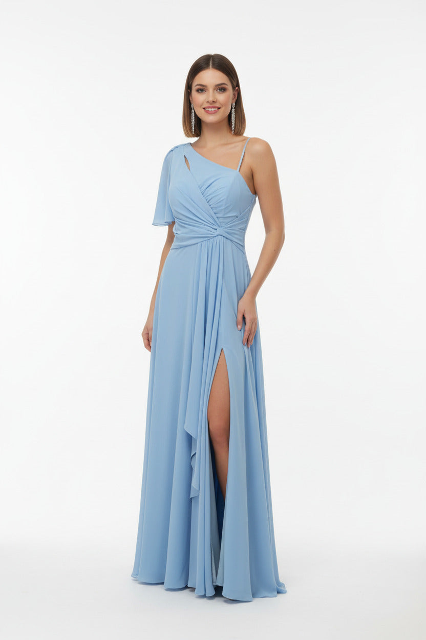 vestido de fiesta largo para invitada  con escote asimétrico celeste
