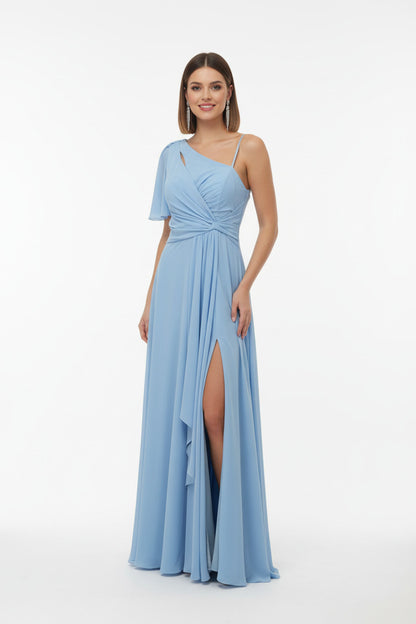 vestido de fiesta largo para invitada  con escote asimétrico celeste