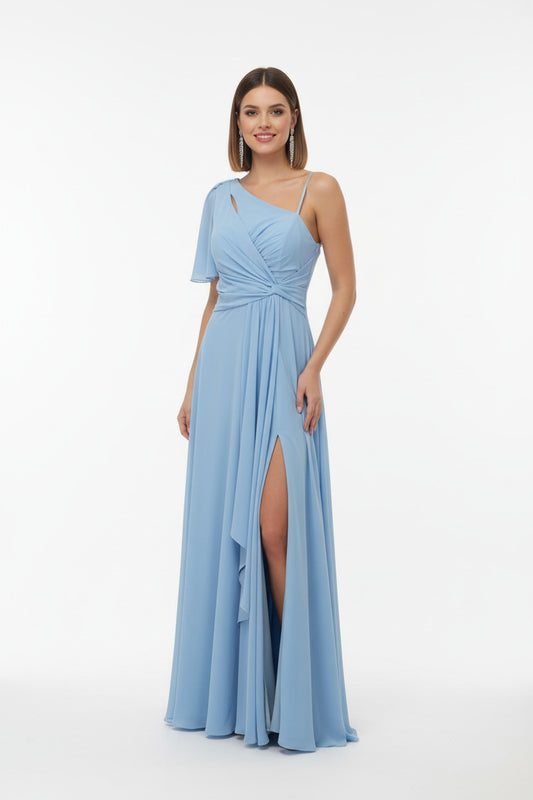 vestido de fiesta largo para invitada  con escote asimétrico celeste