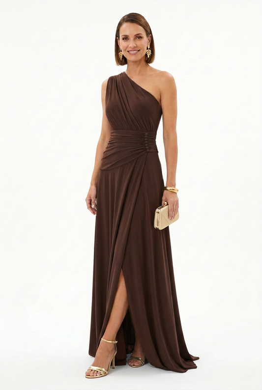 Vestido largo de fiesta marrón chocolate con abertura lateral, vista frontal
