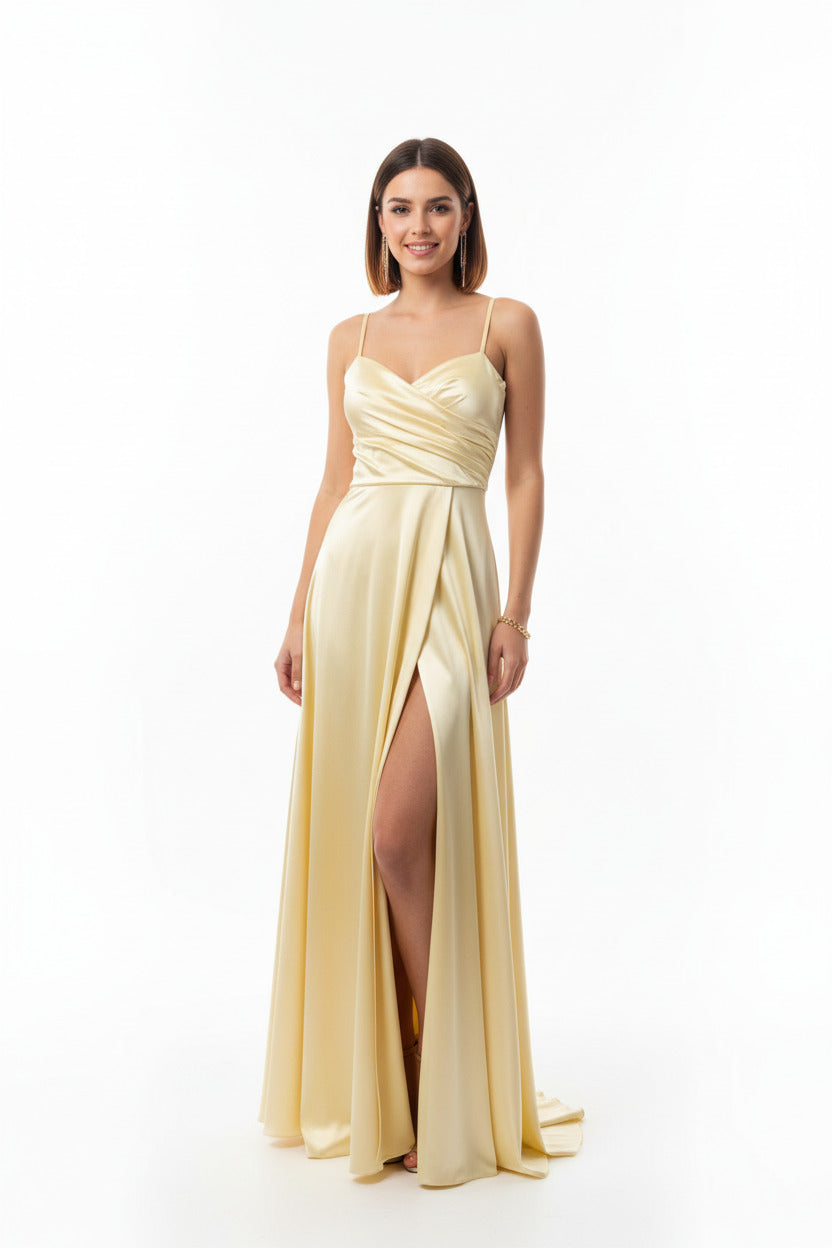 vestido de fiesta largo de satén amarillo con abertura en la falda