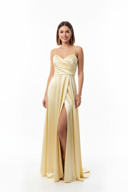 vestido de fiesta largo de satén amarillo con abertura en la falda