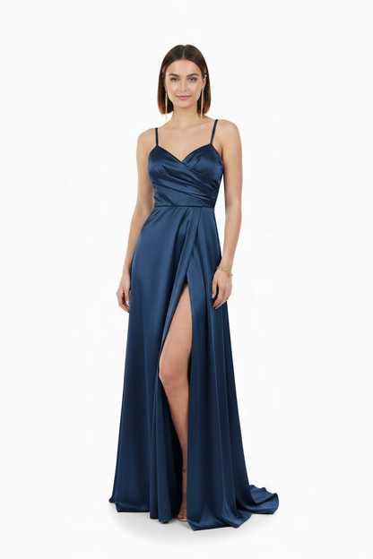 vestido de fiesta largo de satén color azul marino y abertura en la falda