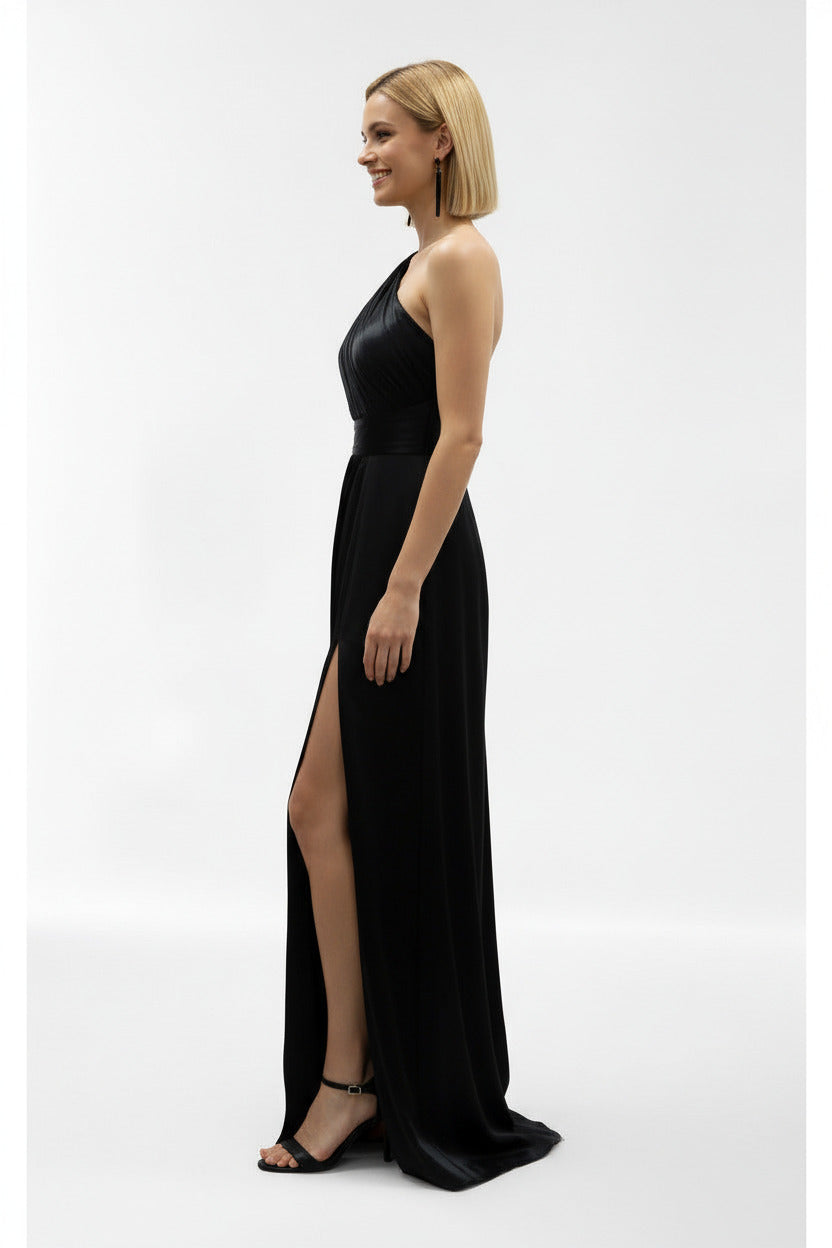 Vestido de Fiesta Largo negro de Satén con Escote Asimétrico y Abertura invitada