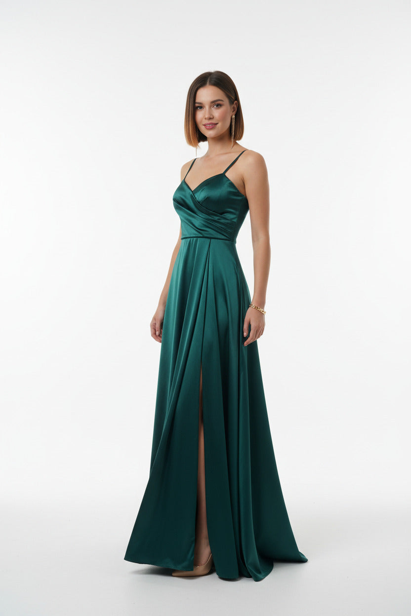escote vestido de fiesta largo de satén verde oscuro con abertura en la falda