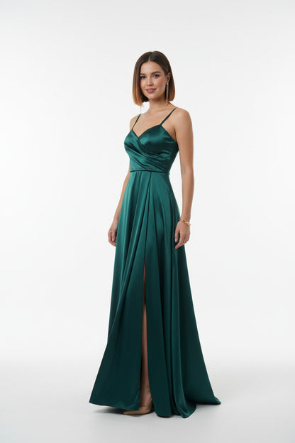 escote vestido de fiesta largo de satén verde oscuro con abertura en la falda