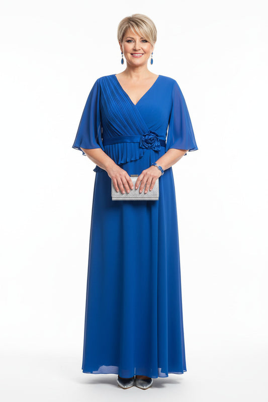 vestido de fiesta largo elegante en talla grande con plisados y detalle de flor azul