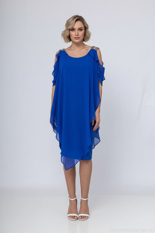 Vestido invitada boda de día azul con capa de volantes elegante