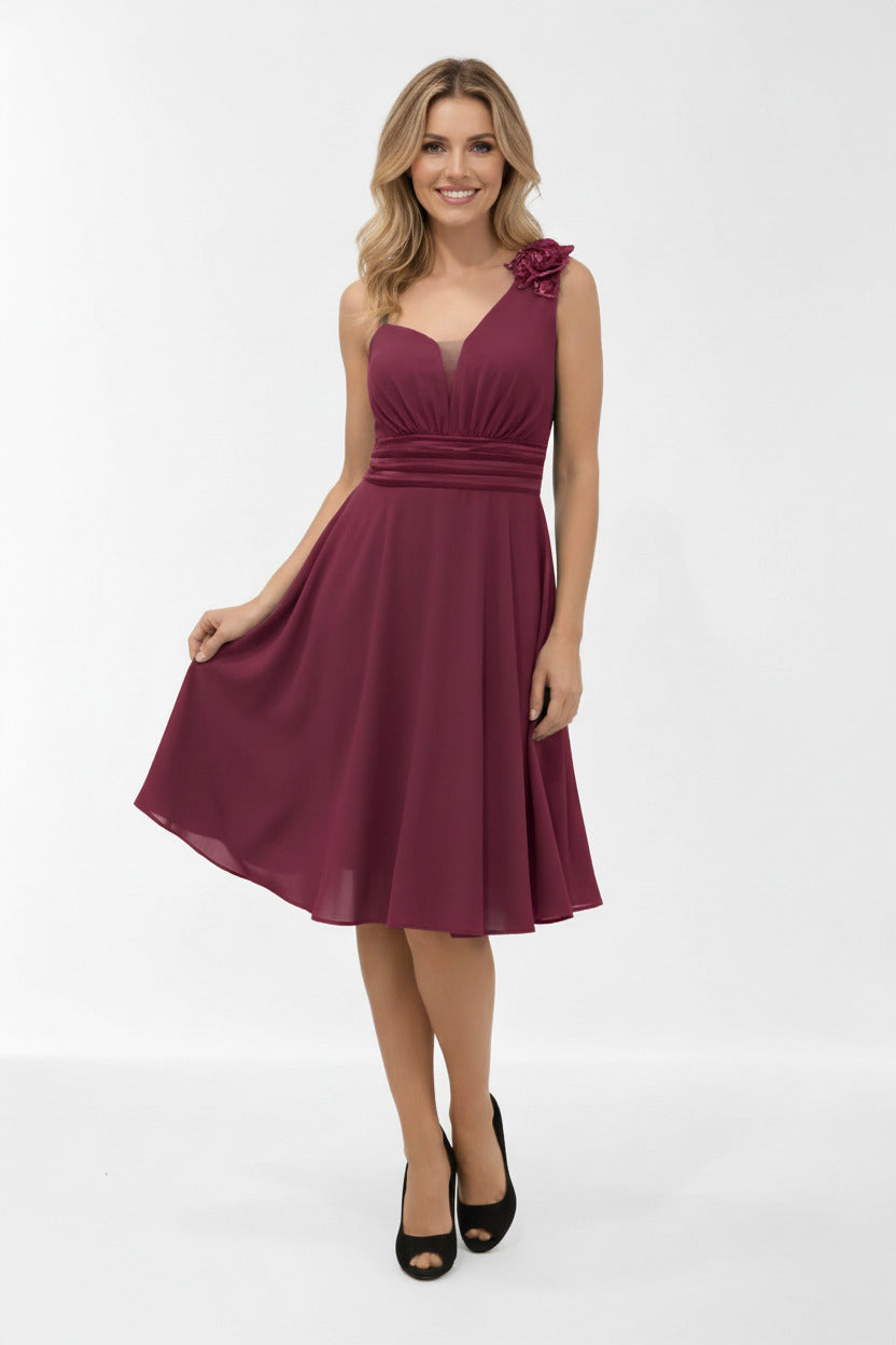 Vestido invitada boda corto con escote asimétrico detalle flor color burganvilla