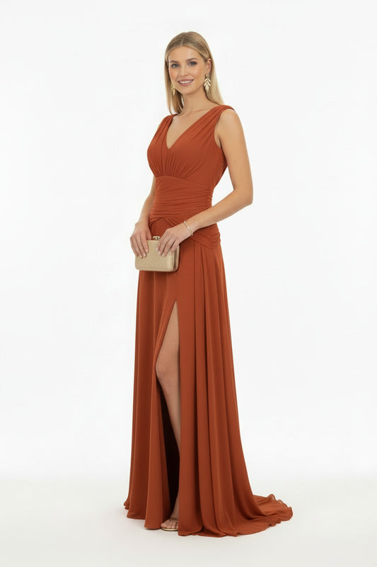 Vestido invitada boda largo color caldera con falda con abertura