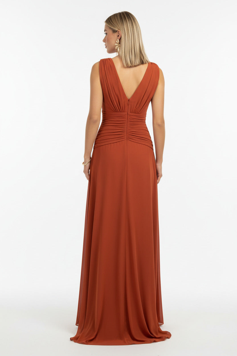 espalda Vestido invitada boda largo color caldera con falda con abertura