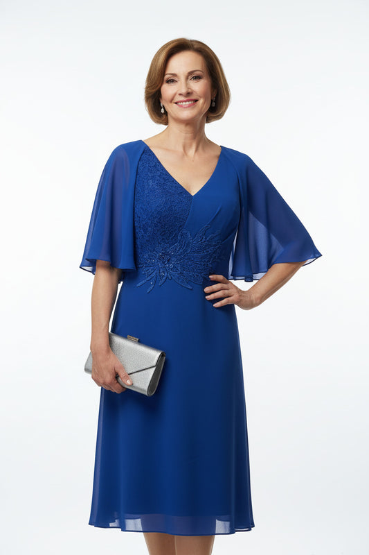 vestido de ceremonia corto azul con escote pico de encaje y pedrería