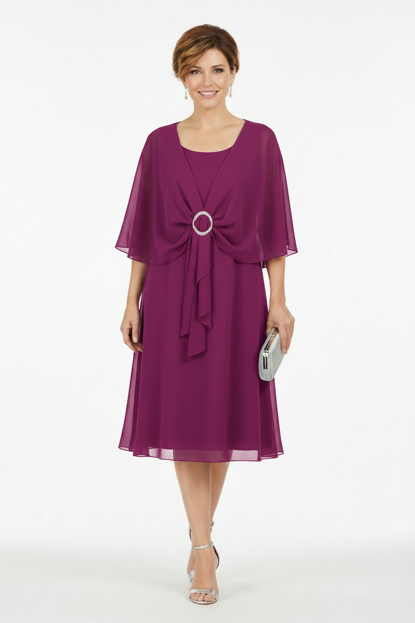 Vestido fiesta corto con capa y broche magenta