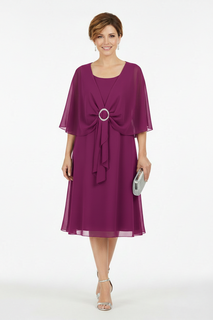 Vestido fiesta corto con capa y broche magenta