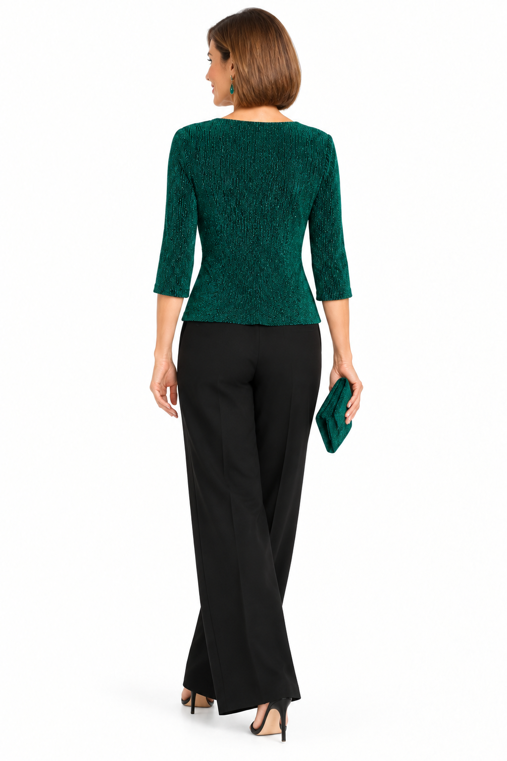 Vista de espalda de la blusa verde de lurex corta con pantalón negro