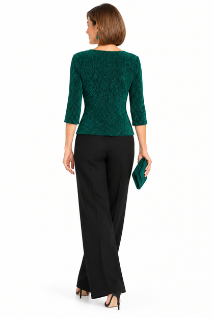 Vista de espalda de la blusa verde de lurex corta con pantalón negro