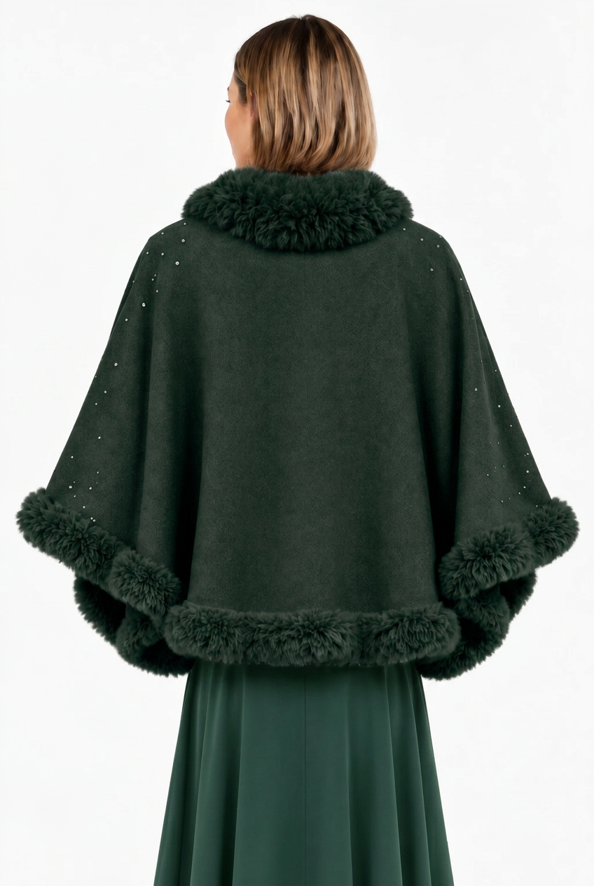 Vista de espalda de la capa verde oscuro con vestido a tono