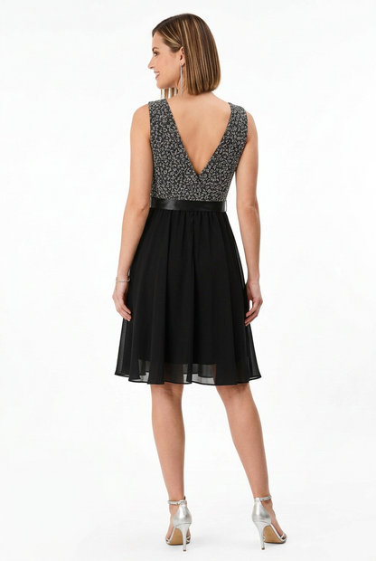 vestido de fiesta corto  con escote pico y falda vuelo